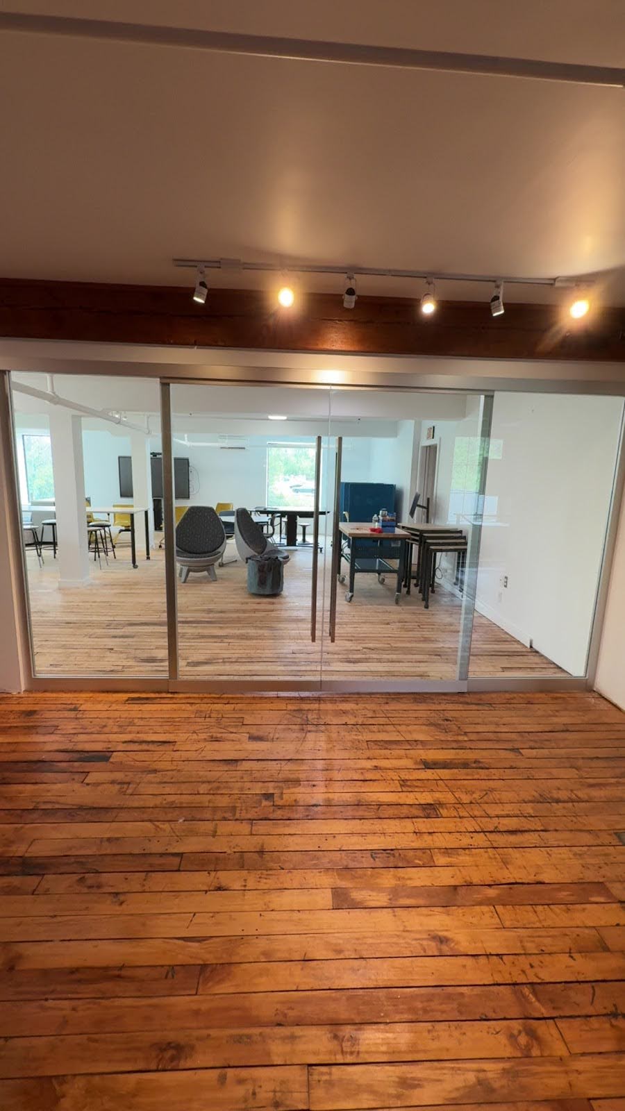 Full-height glass partition wall